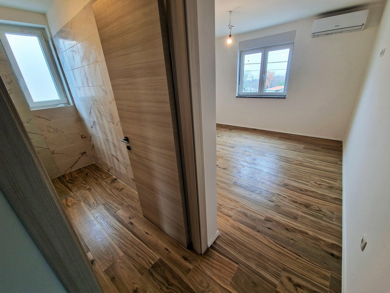 Klimatisiertes Schlafzimmer und Bad