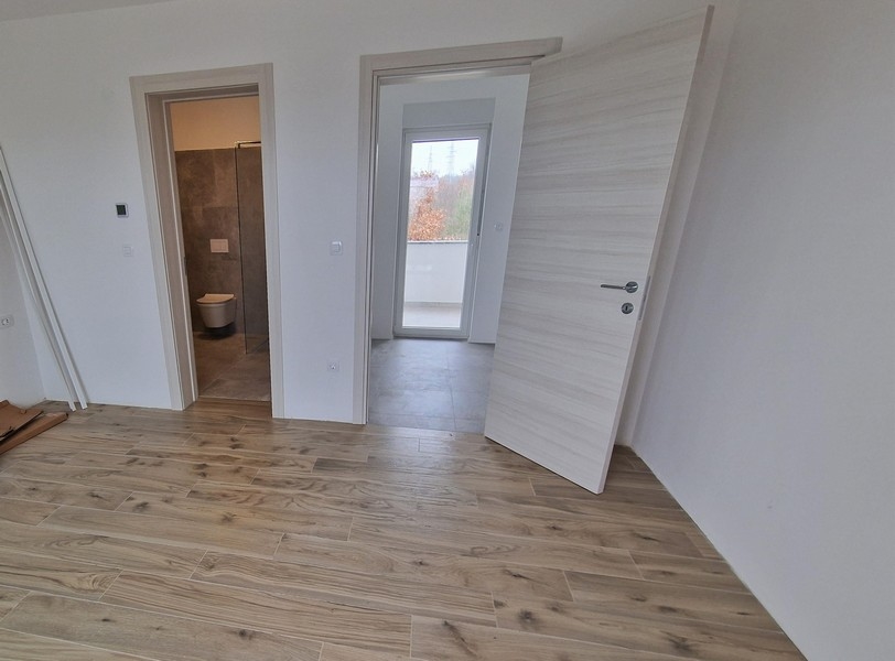Zimmer und Blick auf die Toilette im Erdgeschoss
