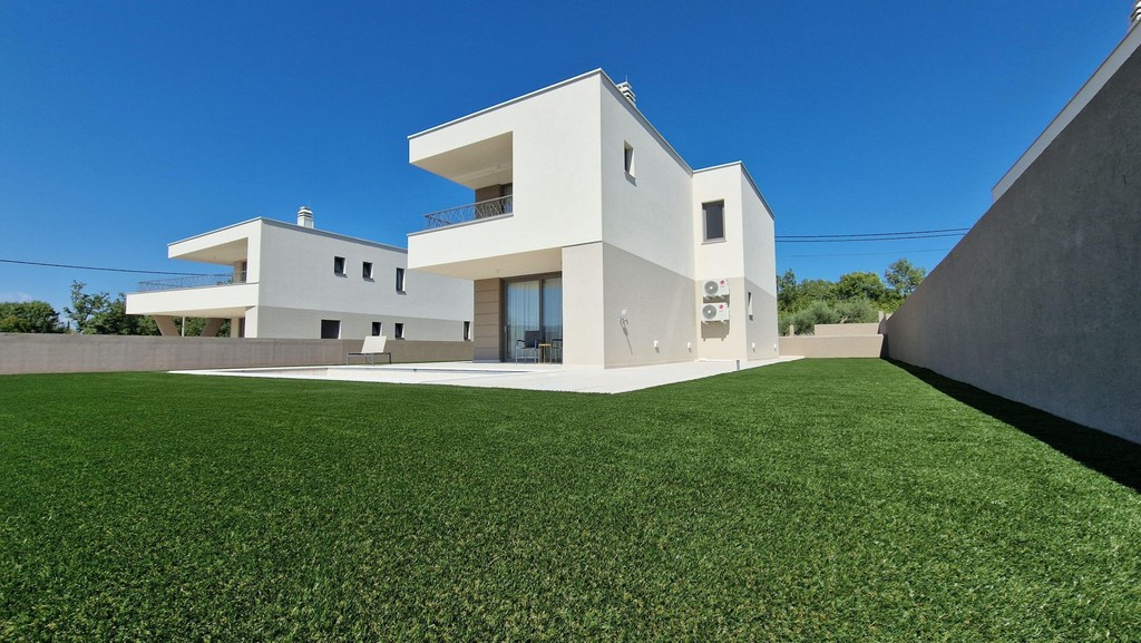 Gartenseite der Villa mit Terrassen
