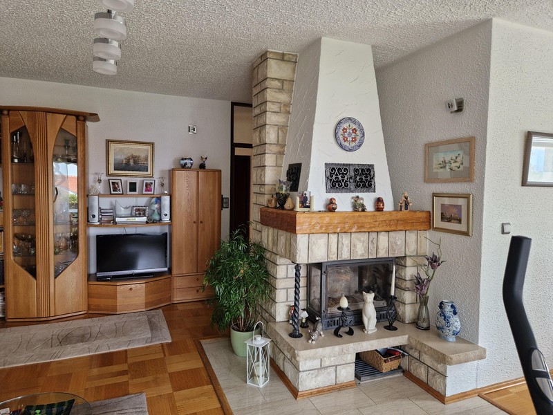 Wohnzimmer mit Kamin