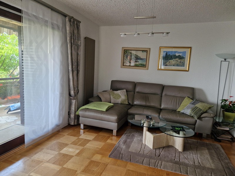 Wohnzimmer mit Sofa und Balkontür