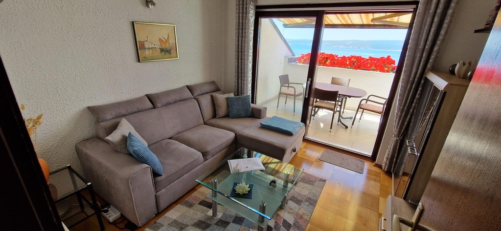 Helles Wohnzimmer mit Zugang zur Terrasse