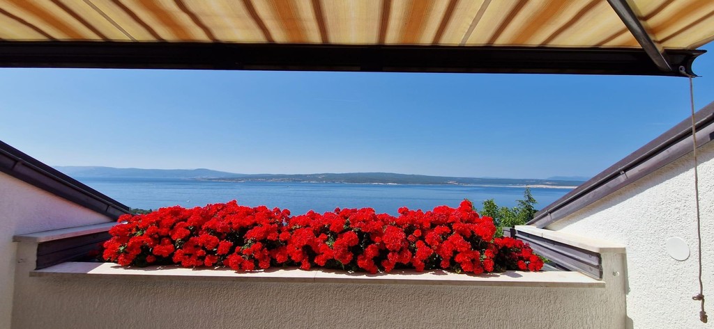 Blick vom überdachten Balkon auf das Meer