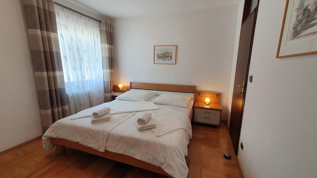 Schlafzimmer mit Doppelbett