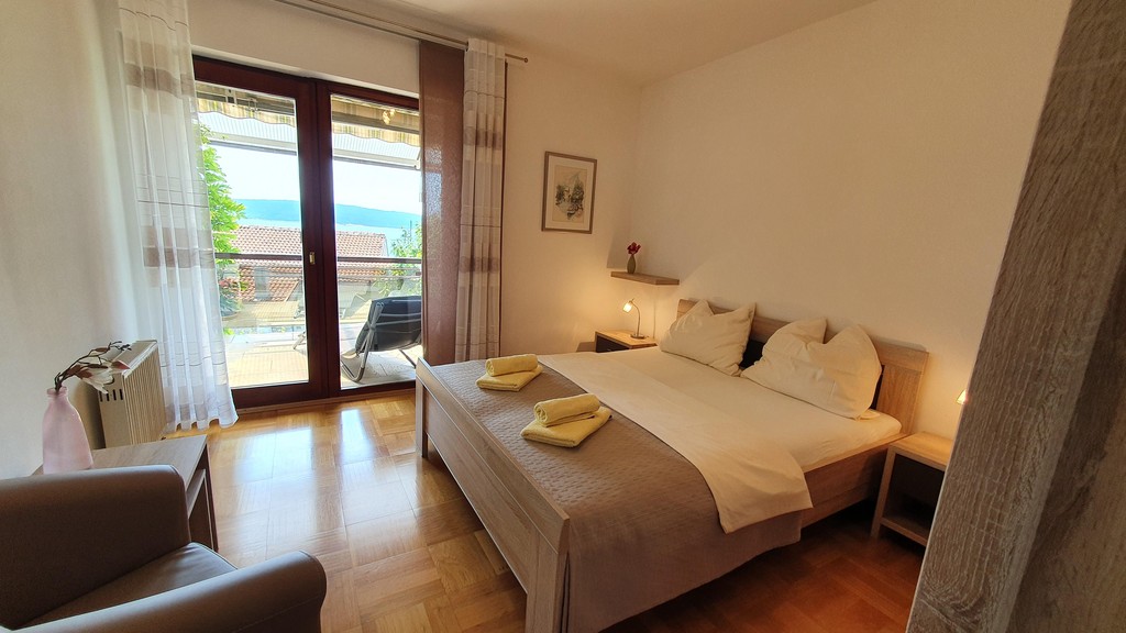 Schlafzimmer mit Zugang zum Balkon