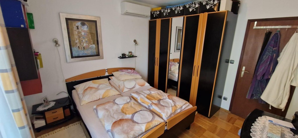 Schlafzimmer mit großem Kleiderschrank