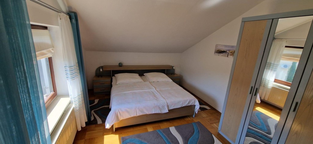 Schlafzimmer mit großem Fenster