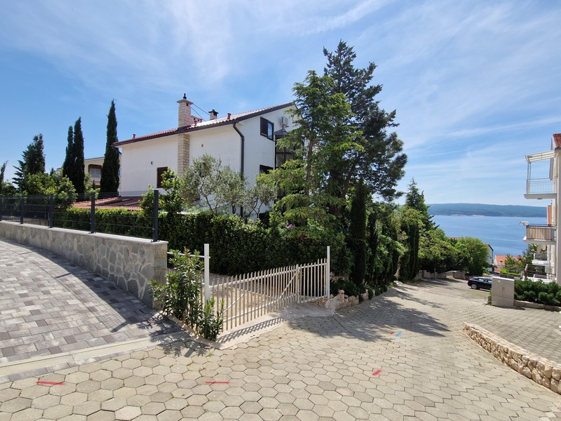 Außenansicht des Hauses mit Einfahrt und Blick zum Meer