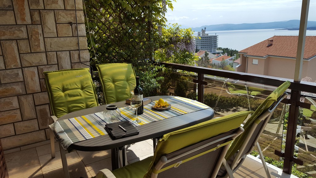 Balkon mit Sitzgruppe und Meerblick