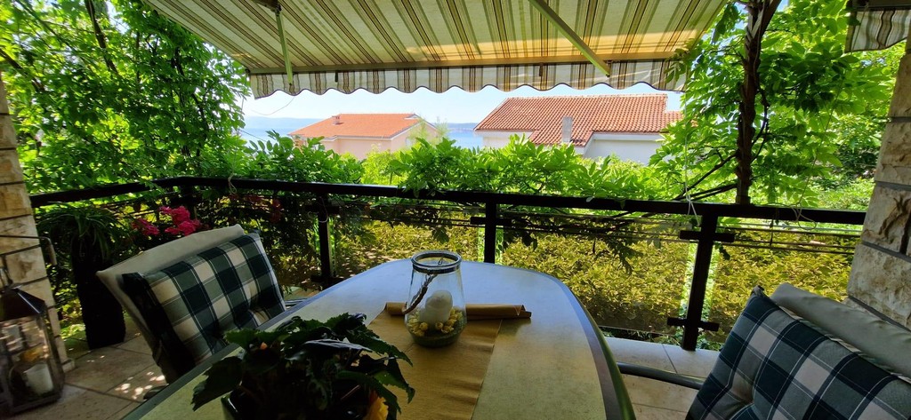 Überdachte Terrasse mit Markise und Gartenmöbeln