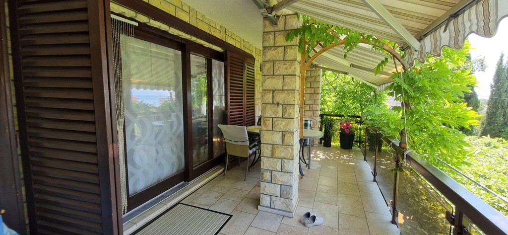 Überdachter Balkon mit Pflanzen