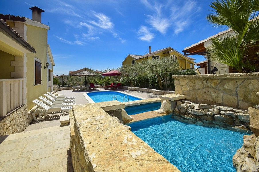 Immobilien mit Swimmingpool in Kroatien - Villa H2618 in Vodice. 