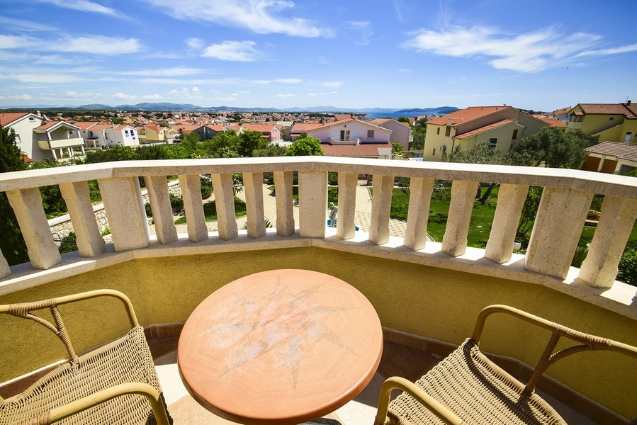 Meerblick vom oberen Balkon der Villa H2618 in Vodice, Kroatien - Panorama Scouting.