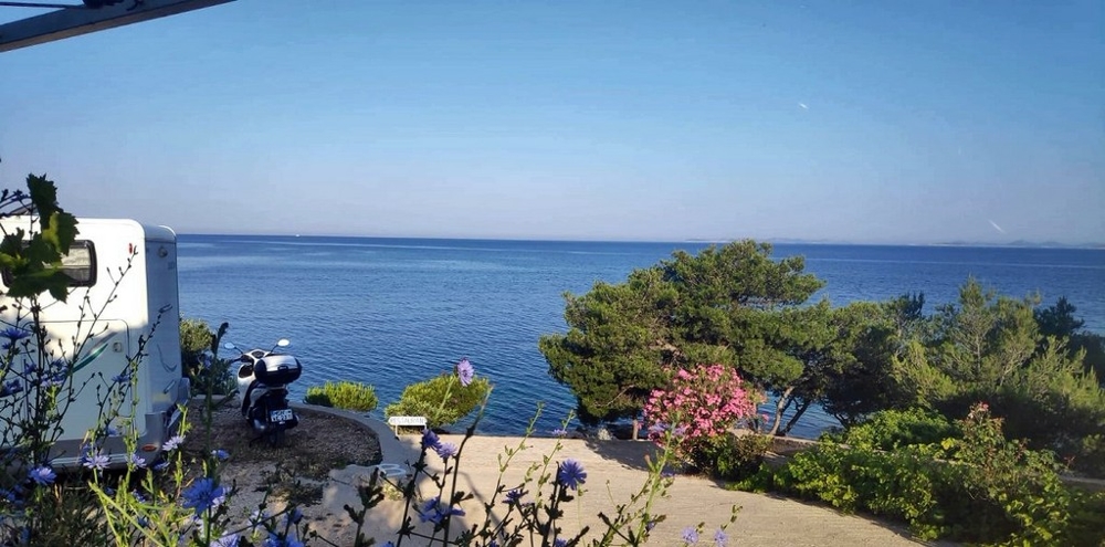 Blick auf das Meer vom Haus H2634 in Primosten, Kroatien.