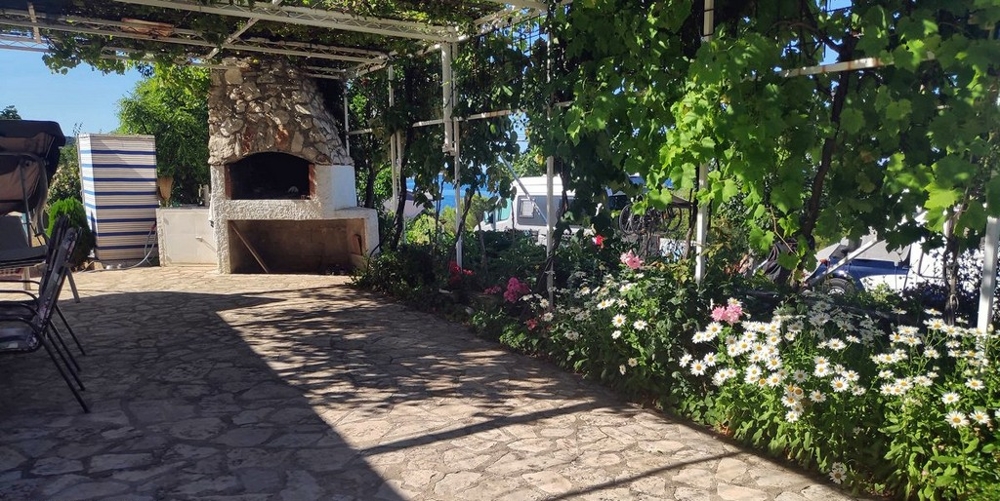 Impressionen der mediterranen Terrasse mit Barbecue Grill.