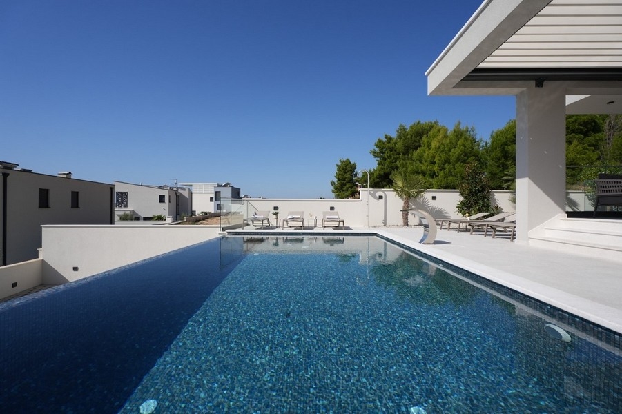 Swimmingpool der Villa H2679 in Kroatien - Panorama Scouting.