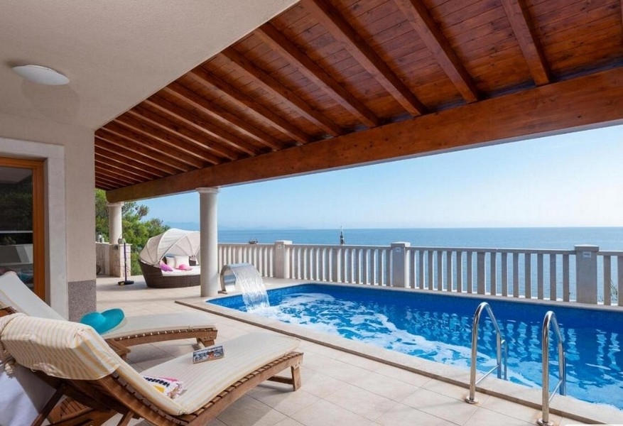 Terrasse mit Swimmingpool der Immobilie H2689 in Kroatien.