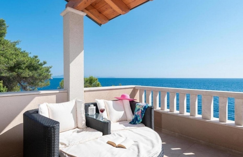 Terrasse mit Panorama-Meerblick in Kroatien.