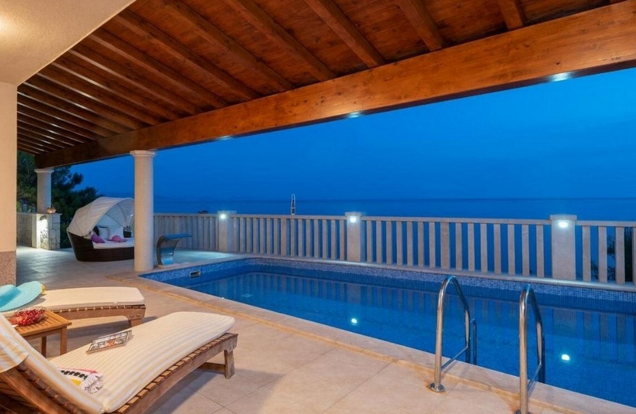Ueberdachter Pool mit Holzdecke in Luxusvilla auf Korcula