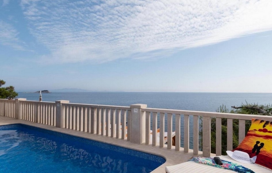 Swimmingpool und Terrasse direkt am Meer.