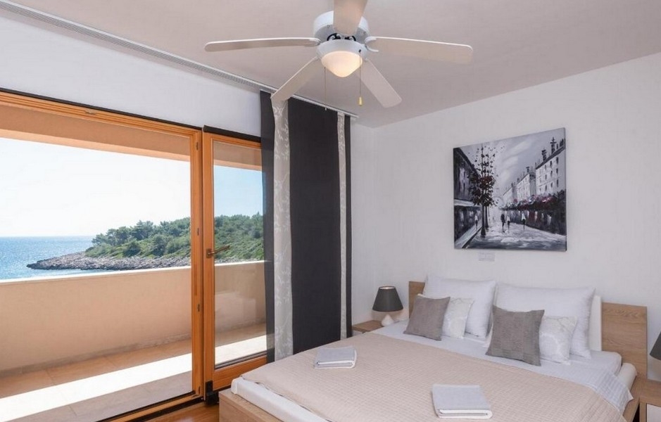 Das attraktive Schlafzimmer mit Blick auf das Meer und die malerische Bucht.