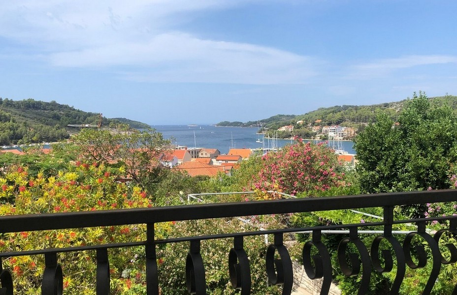 Blick vom oberen Balkon auf die Bucht und das Meer bei Vela Luka in Kroatien.