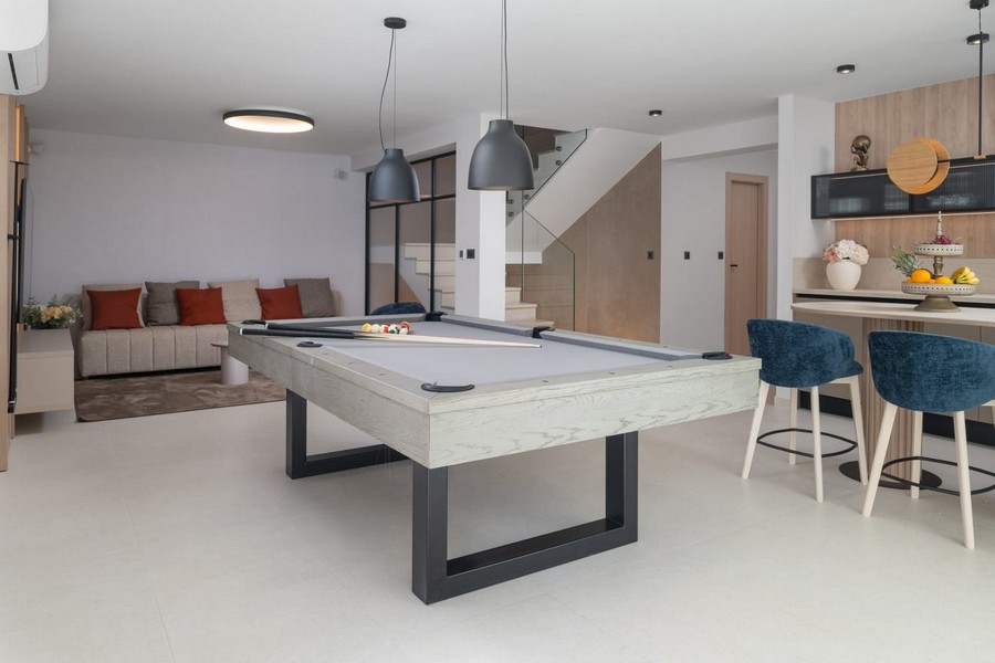 Billardtisch im offenen Wohnbereich der Villa