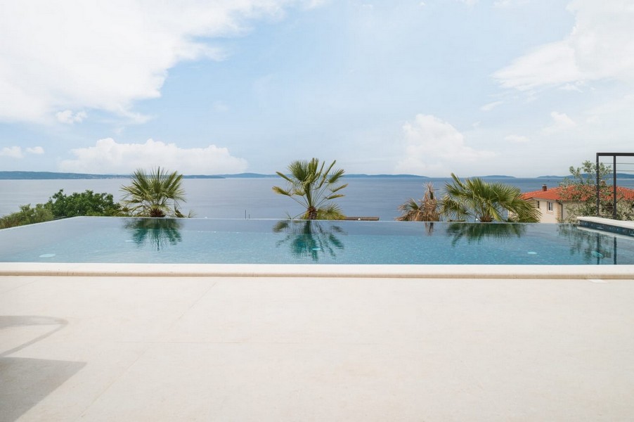 Infinity-Pool mit Panorama-Meerblick in Kroatien