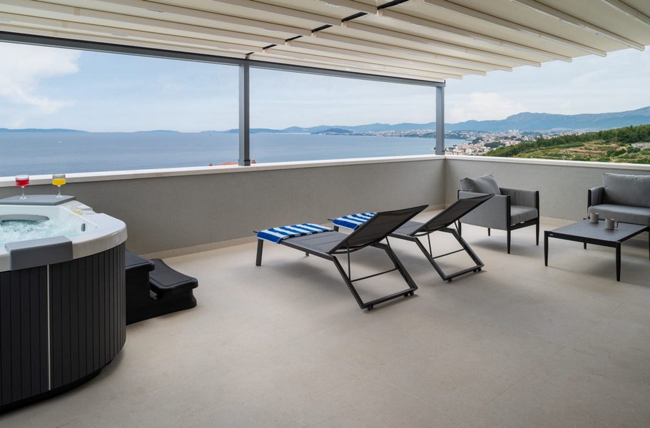 Überdachte Terrasse mit Whirlpool und Meerblick