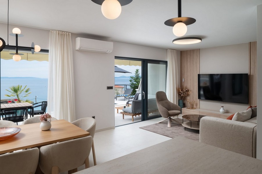 Moderner Wohnbereich mit Meerblick und Terrasse