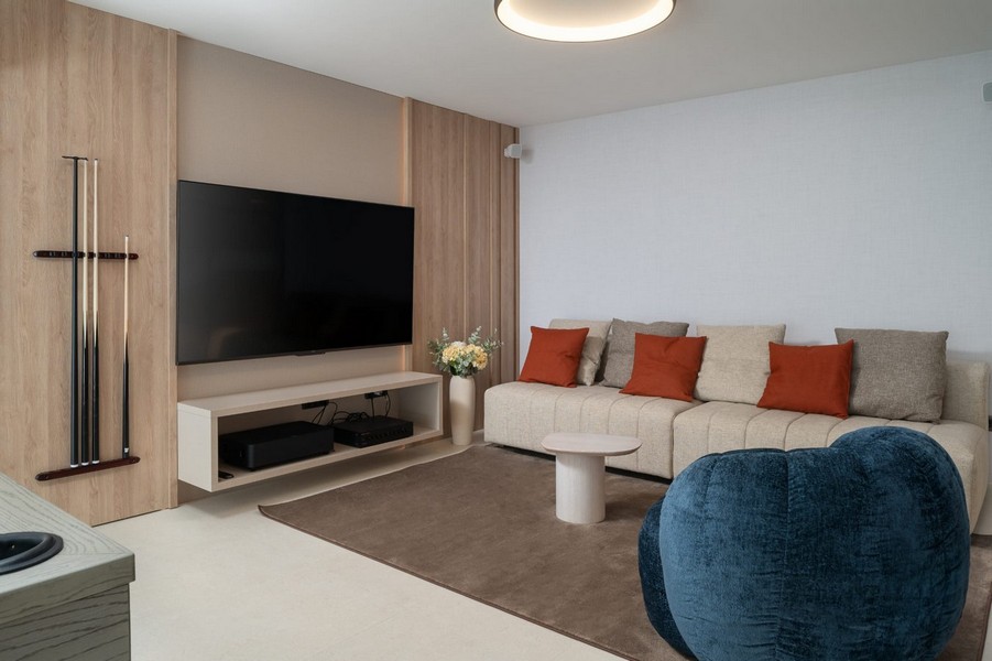 Stilvoll eingerichtetes Wohnzimmer mit TV-Bereich