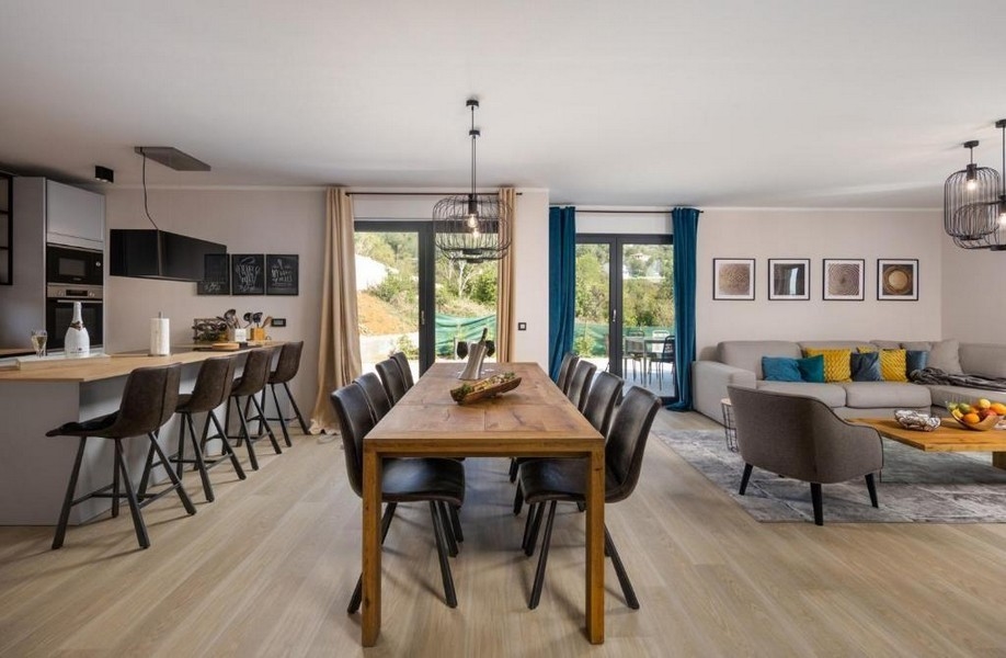 Große Wohnküche mit Zugang zur Terrasse