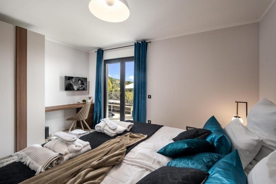 Schlafzimmer mit Zugang zur Terrasse mit Meerblick