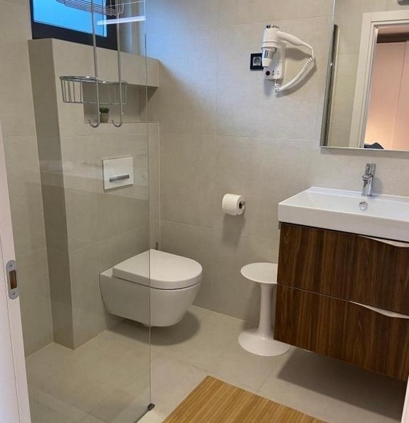 Modernes Badezimmer mit Fenster