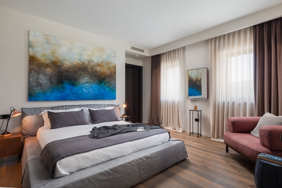 Schlafzimmer mit Kunstwerk und Sitzecke