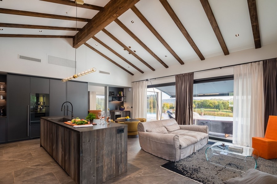 Offener Wohnbereich mit Küche und Sichtbalken