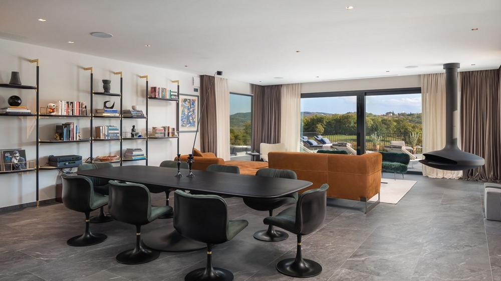 Wohn- und Essbereich mit großer Fensterfront