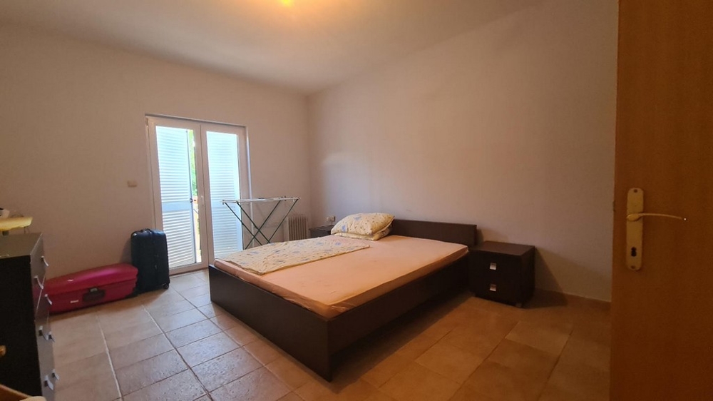 Große Schlafzimmer mit Fenster