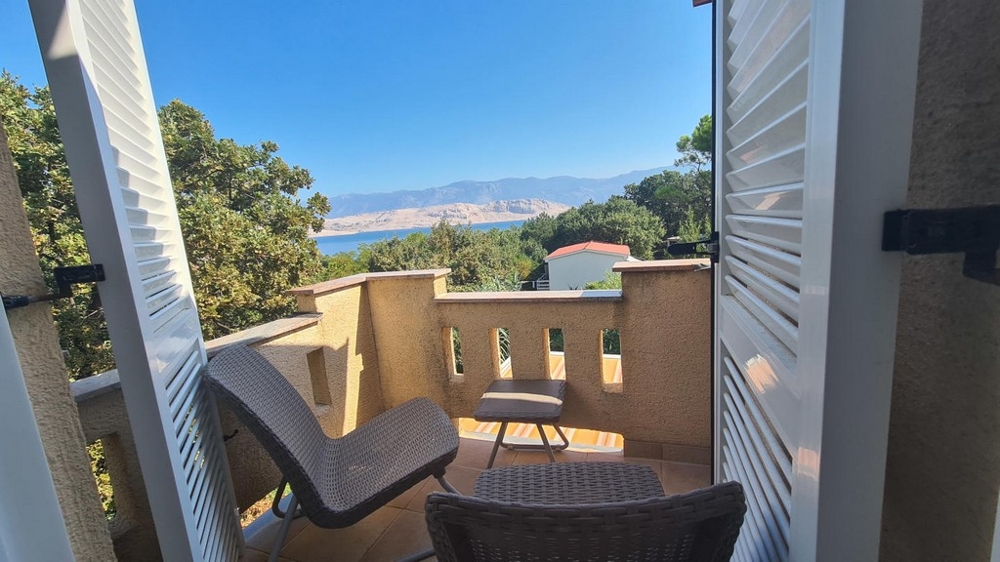Terrasse mit Blick auf das 130 Meter entfernte Meer - Insel Pag
