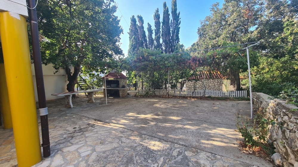 Großer Garten mit Grill und insgesamt 8 Stellplätzen