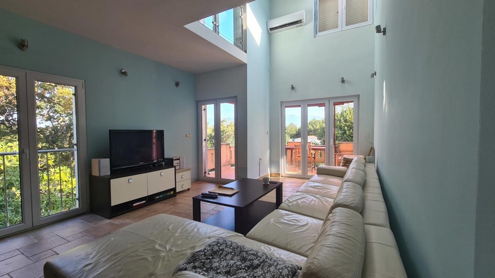 Helles Wohnzimmer mit Zugang zum Garten und der Terrasse