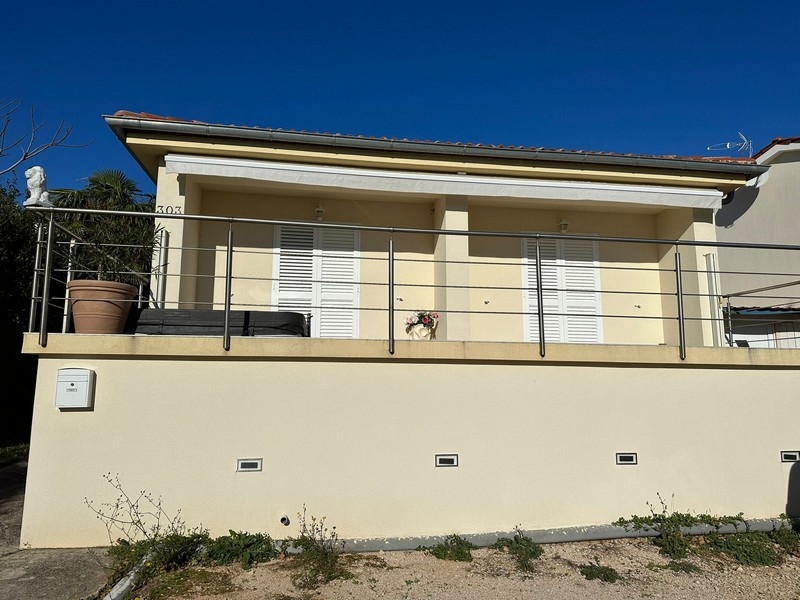 Haus mit großer Terrasse und Meerblick