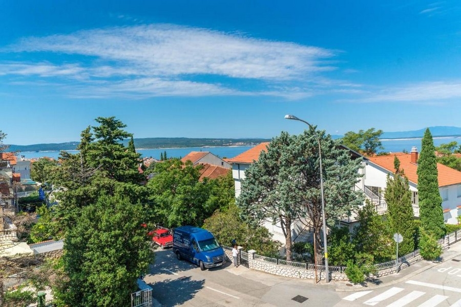 Haus mit Blick auf das ca. 500 Meter entfernte Meer in Selce