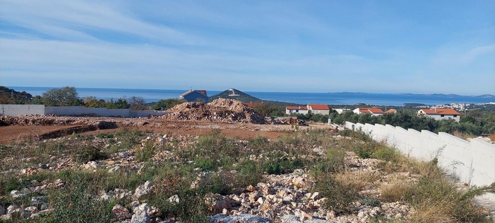 Blick von einer überdachten Terrasse einer luxuriösen kroatischen Villa mit Gästen, die den Meerblick genießen – Villa kaufen Kroatien.