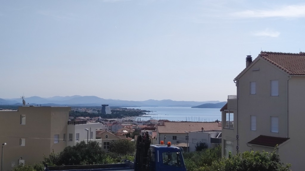 Aussicht auf Vodice und das Meer von einem neu errichteten Einfamilienhaus in Kroatien zum Kauf.