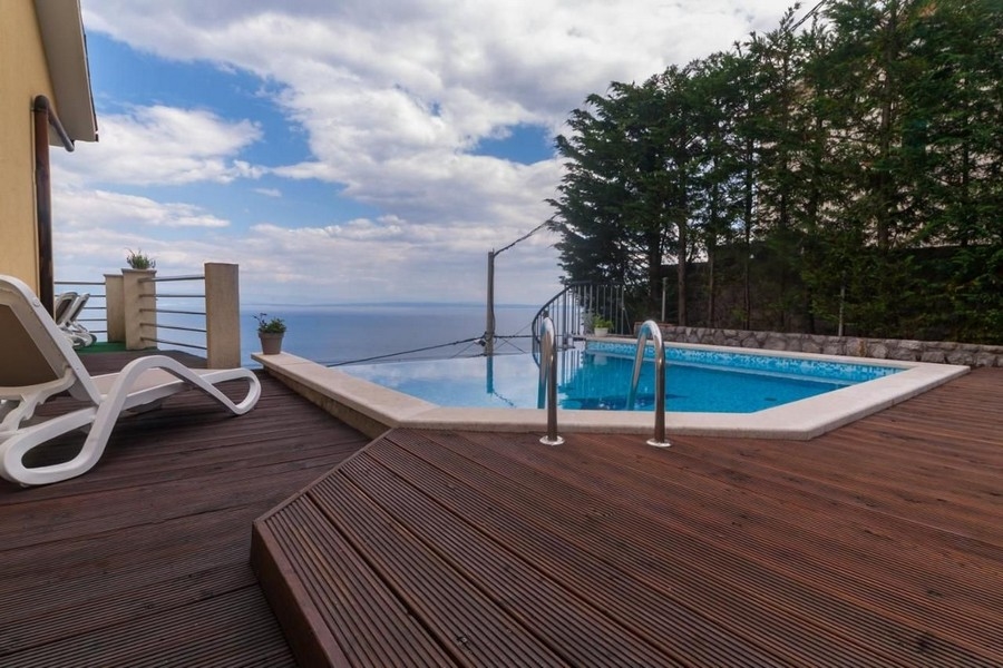 Mehrfamilienhaus mit Pool und Meerblick in Lovran - Immobilien Kroatien