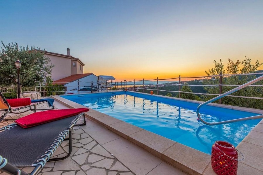 Swimmingpool mit Meerblick bei Sonnenuntergang in einer Immobilie in Kroatien - H2870 Panorama Scouting