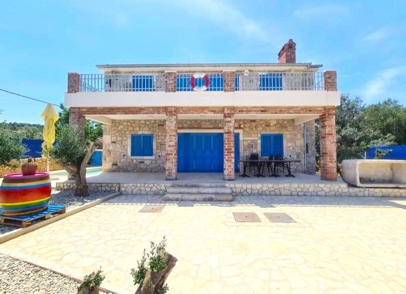 Traditionelles dalmatinisches Steinhaus zum Verkauf in Kroatien mit blauen Fensterläden und geräumiger Terrasse