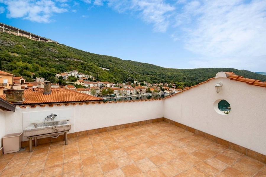 Aussicht von der Terrasse einer Immobilie in Kroatien mit Blick auf Hügel und Dächer