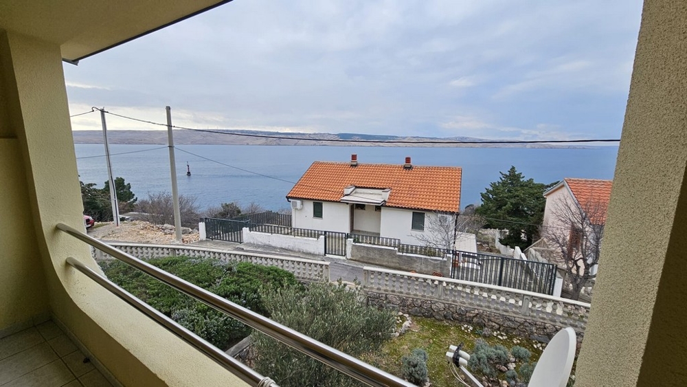 Aussicht vom Balkon eines Hauses zum Verkauf in Karlobag auf das Meer und die Küstenlinie